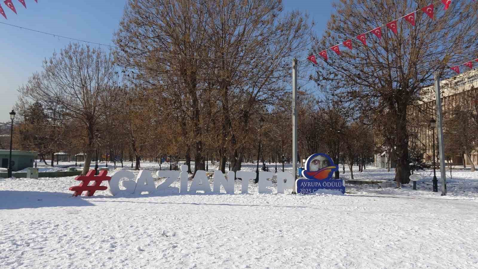 gaziantepte vatandaslar kar ve gunesin tadini cikardi 3 qKBSvYR7