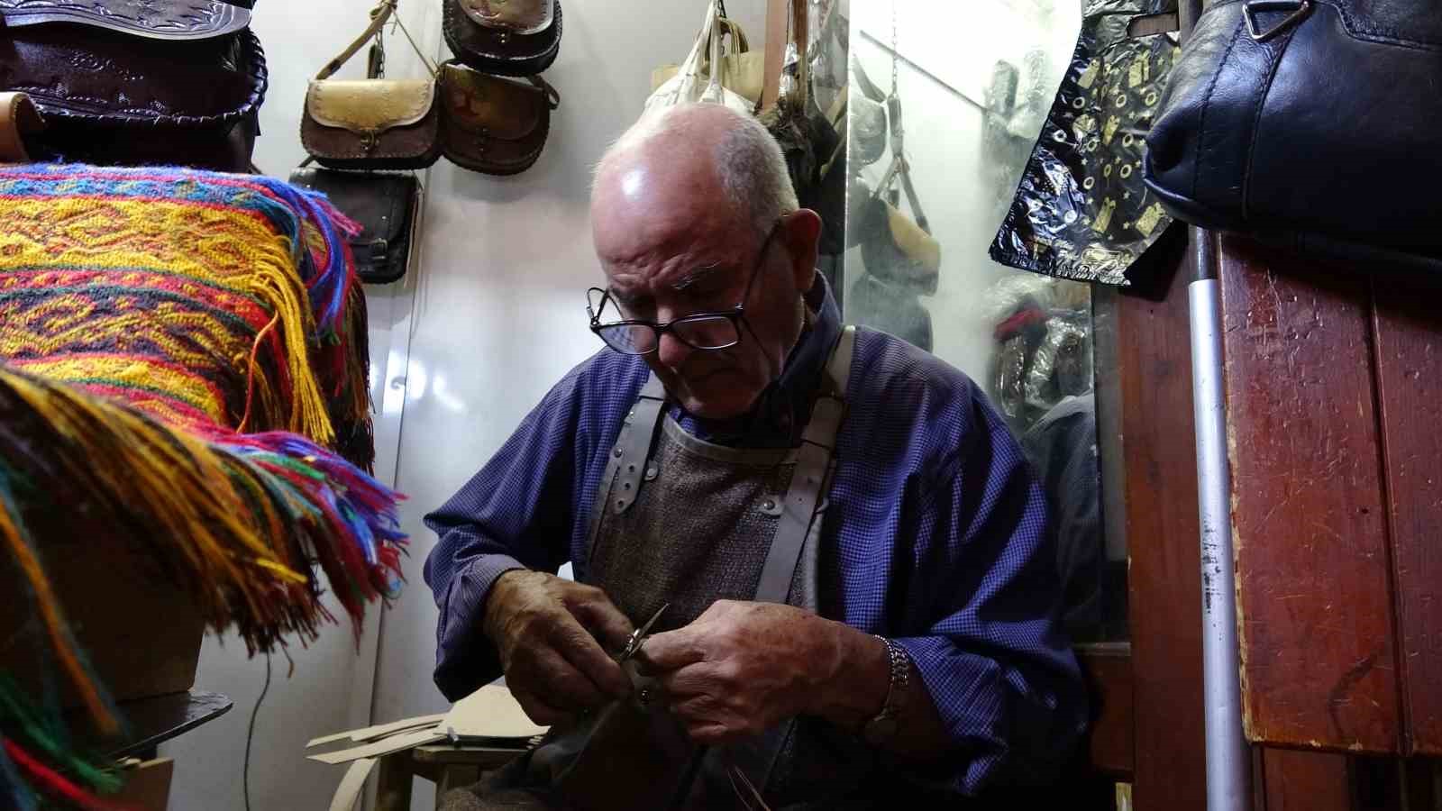 gaziantepte yasli usta 66 yildir canta uretiyor 1 ddlTl5Ua