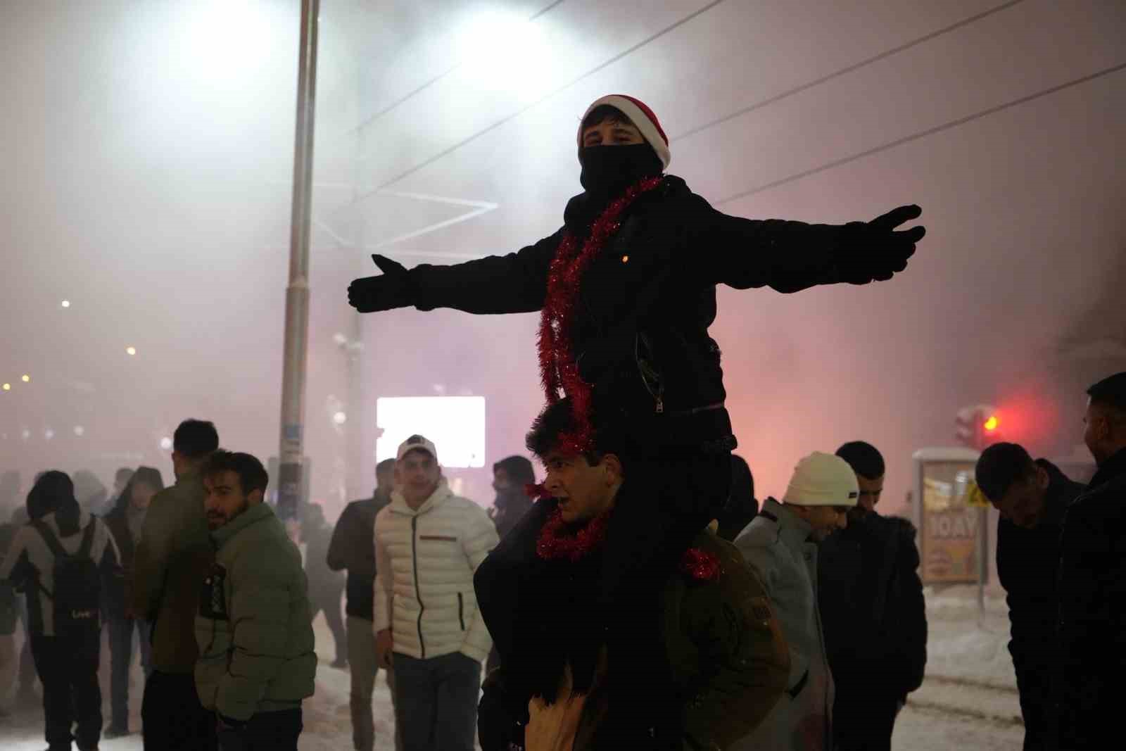 gaziantepte yeni yil kar yagisi altinda coskuyla kutlandi 1 bAgmuf9W