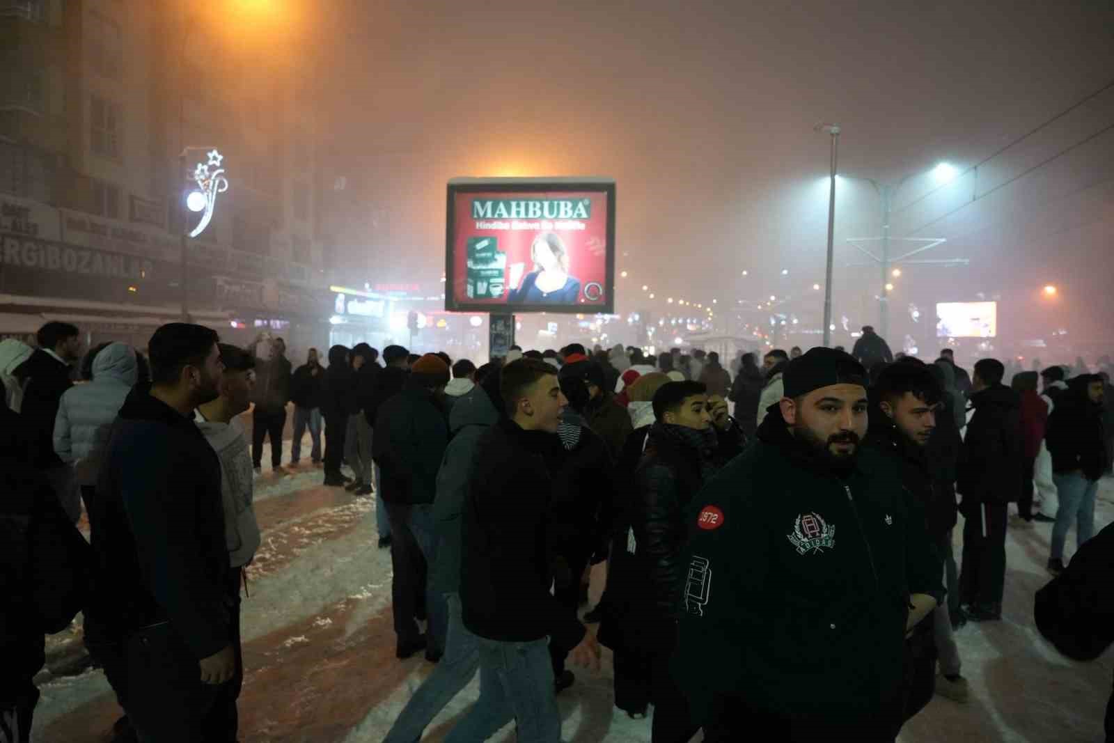 gaziantepte yeni yil kar yagisi altinda coskuyla kutlandi 2 43s5N6Ib