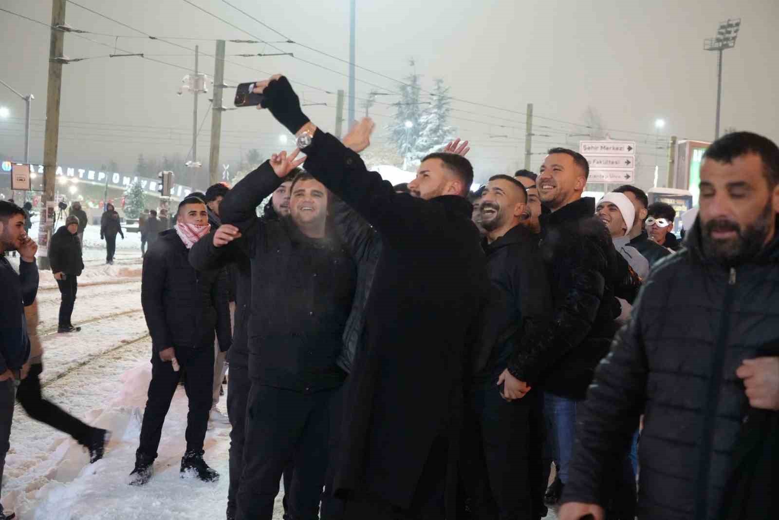 gaziantepte yeni yil kar yagisi altinda coskuyla kutlandi 3 aOdr8WN2