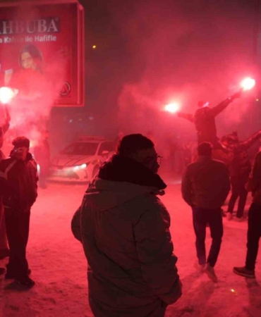 gaziantepte-yeni-yil-kar-yagisi-altinda-coskuyla-kutlandi-JdtfxMRM.jpg