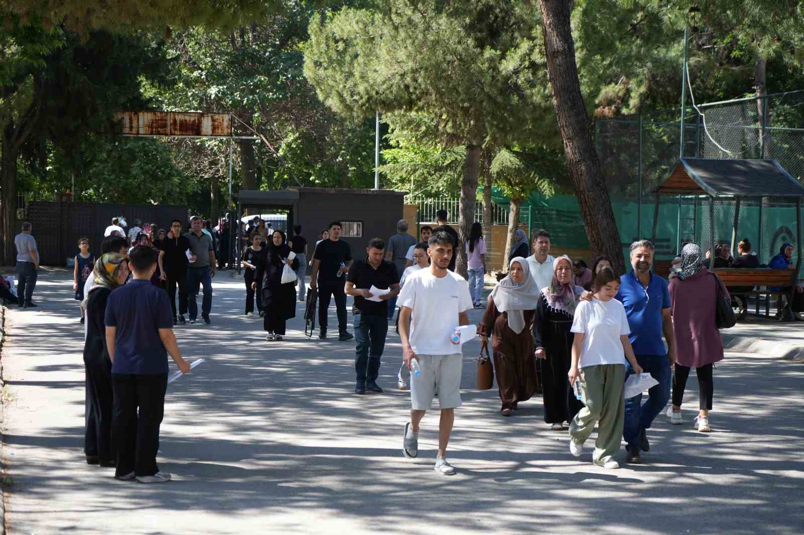 Gaziantep’te YKS heyecanı devam ediyor 7 gaziantepte yks heyecani devam ediyor 3 clz1k3j3