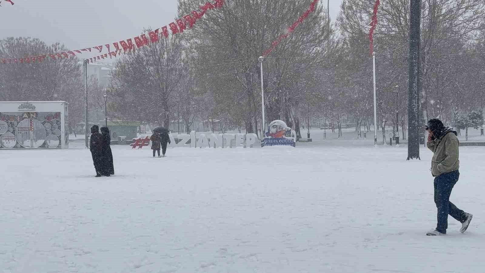 gaziantepte yogun kar yagisi etkili oluyor 2 TWYAYNfh