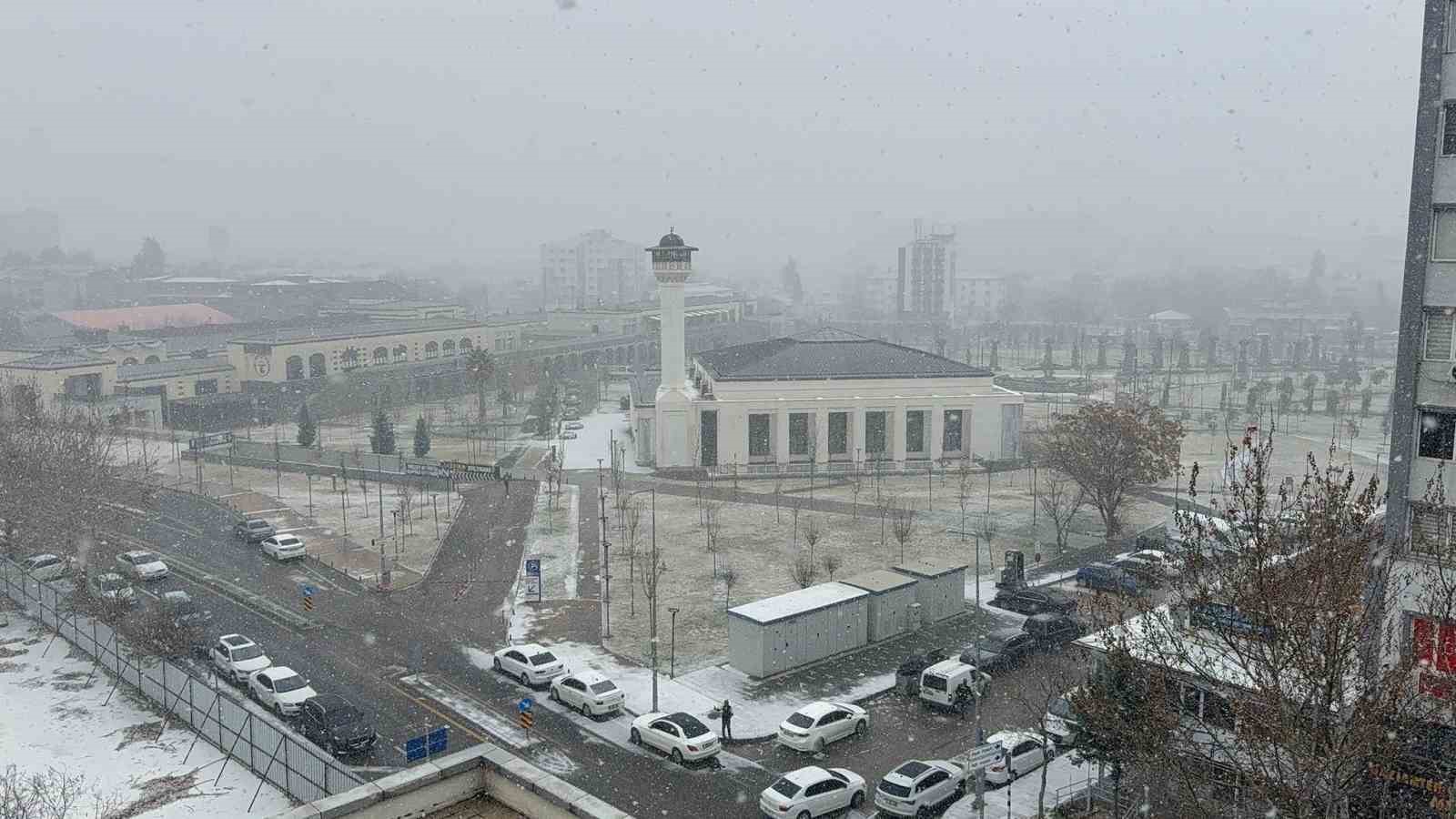 gaziantepte yogun kar yagisi etkili oluyor 3 pZSgiaBz