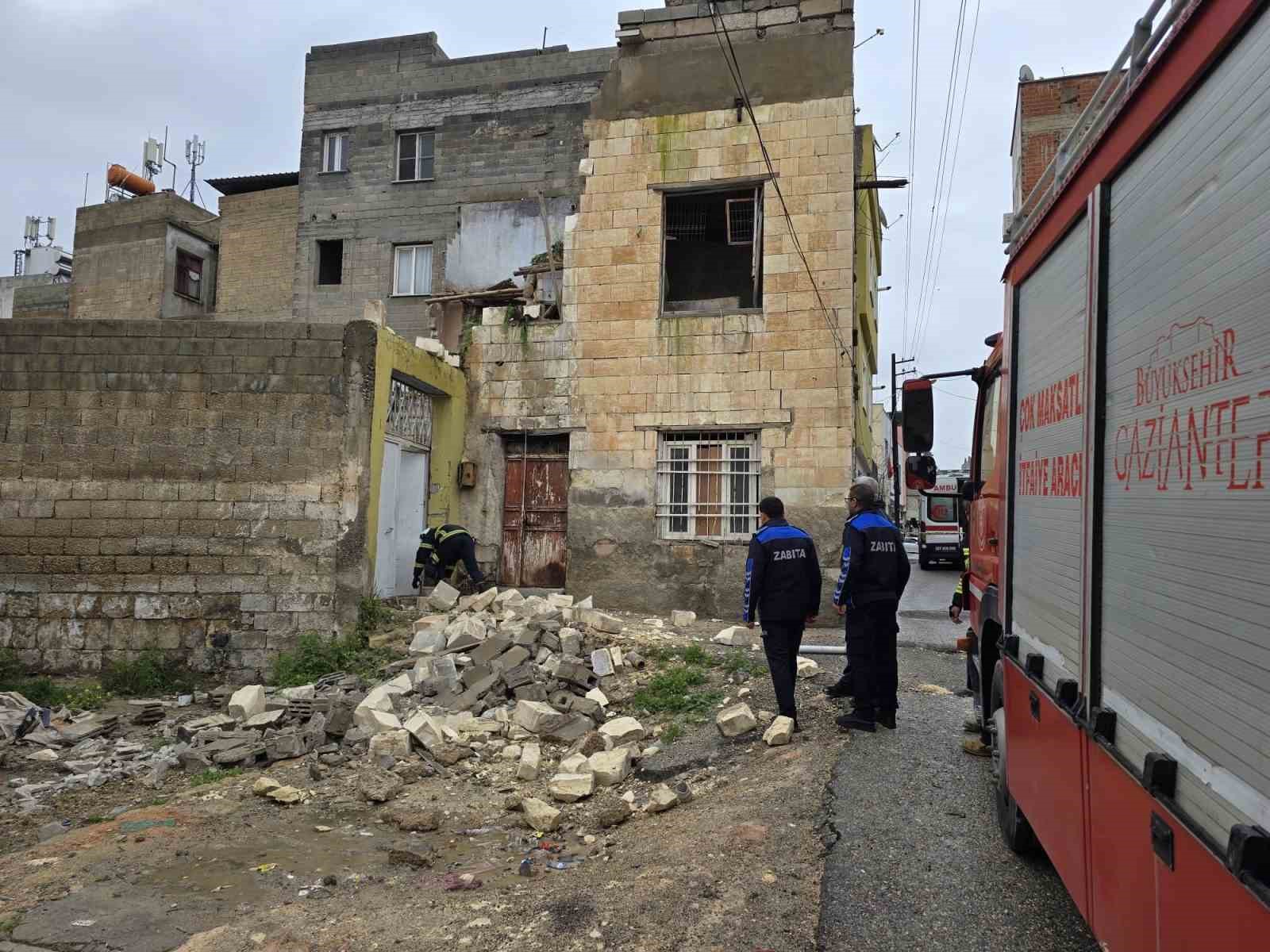 Gaziantep’te yoğun yağış sonrası kerpiç bina çöktü: 2 yaralı 6 gaziantepte yogun yagis sonrasi kerpic bina coktu 2 yarali 2 MM9DcS8Q