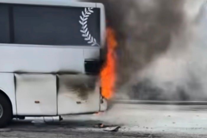 Gaziantep’te yolcu otobüsünde çıkan yangını itfaiye söndürdü 4 gaziantepte yolcu otobusunde cikan yangini itfaiye sondurdu 0 cL5nT69q