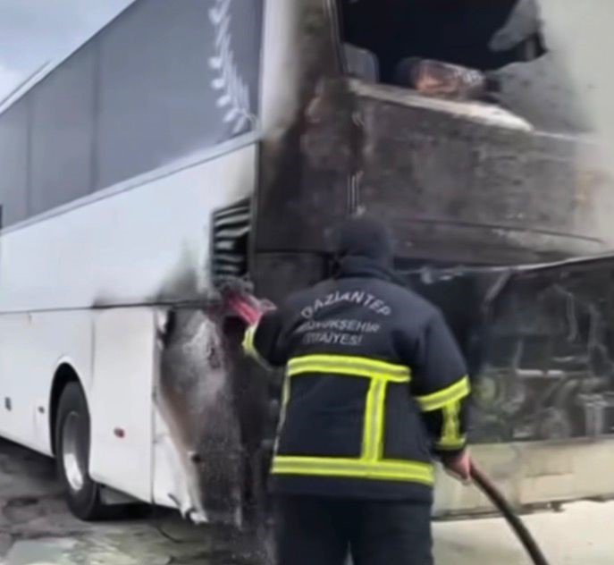 Gaziantep’te yolcu otobüsünde çıkan yangını itfaiye söndürdü 5 gaziantepte yolcu otobusunde cikan yangini itfaiye sondurdu 1 h5yzy4r6