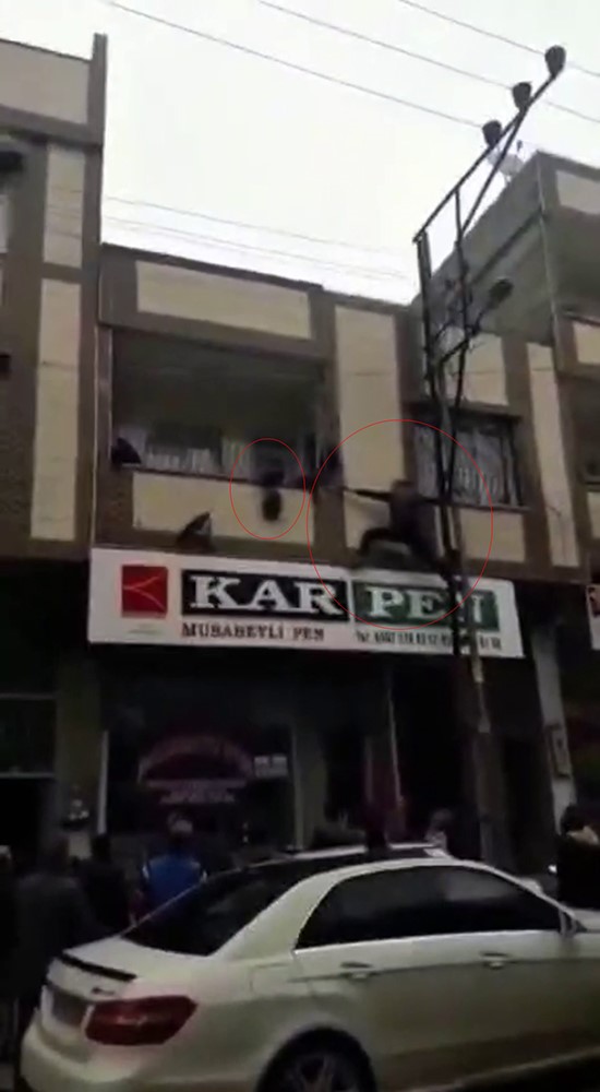 gaziantepte yurekleri agza getiren an balkonda asili kalan cocugu kurtardi 0 P86ptaJ8