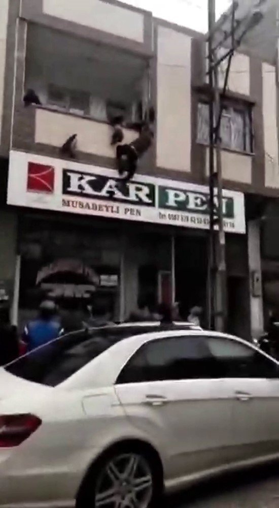 gaziantepte yurekleri agza getiren an balkonda asili kalan cocugu kurtardi 1 E37hu7v2