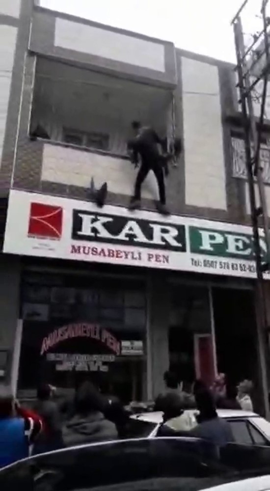 gaziantepte yurekleri agza getiren an balkonda asili kalan cocugu kurtardi 2 Fy6e1aFU