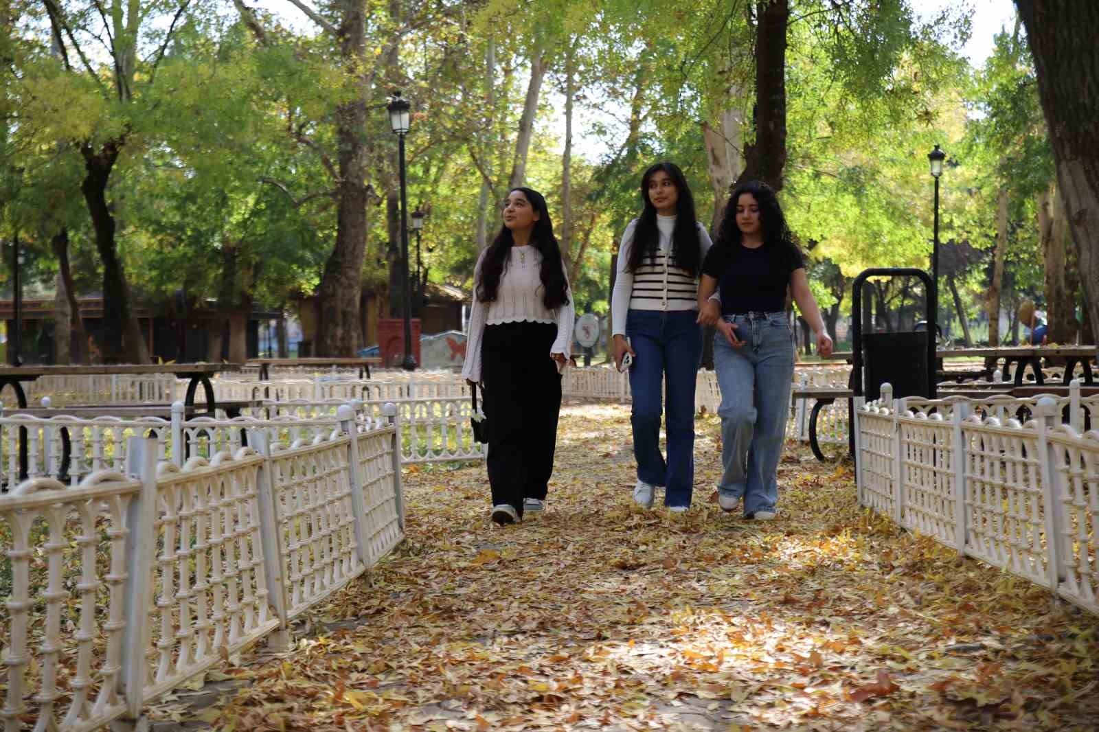 gaziantepteki parklar sonbahar renklerine burundu 0