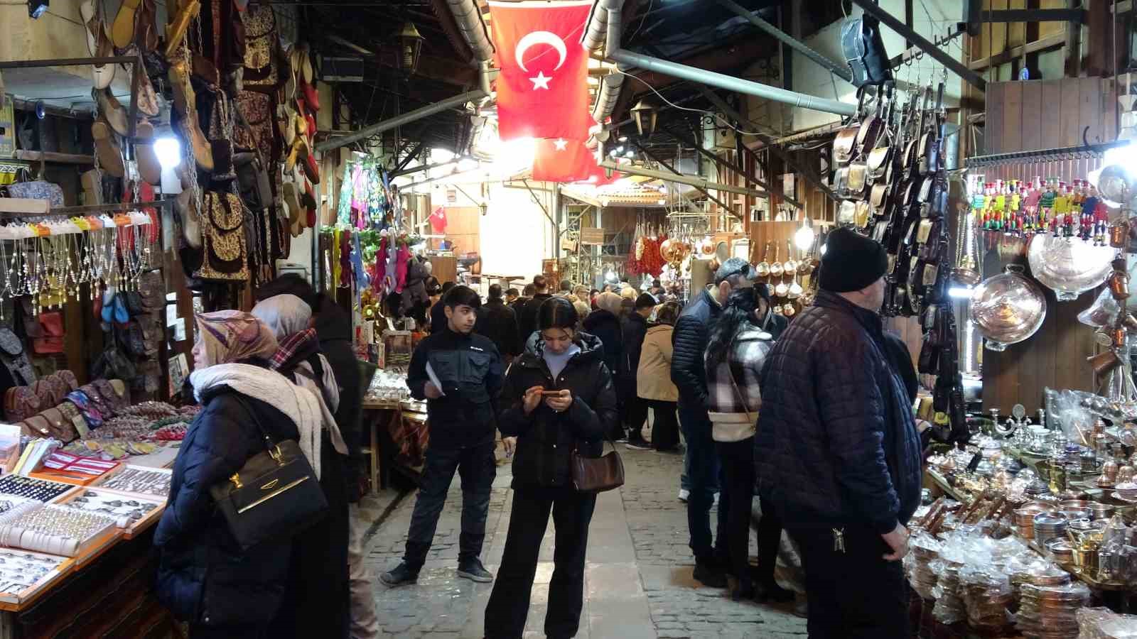 Gaziantep’teki tarihi çarşılarda yarıyıl tatili yoğunluğu 5 gaziantepteki tarihi carsilarda yariyil tatili yogunlugu 1 FKGIfeV9
