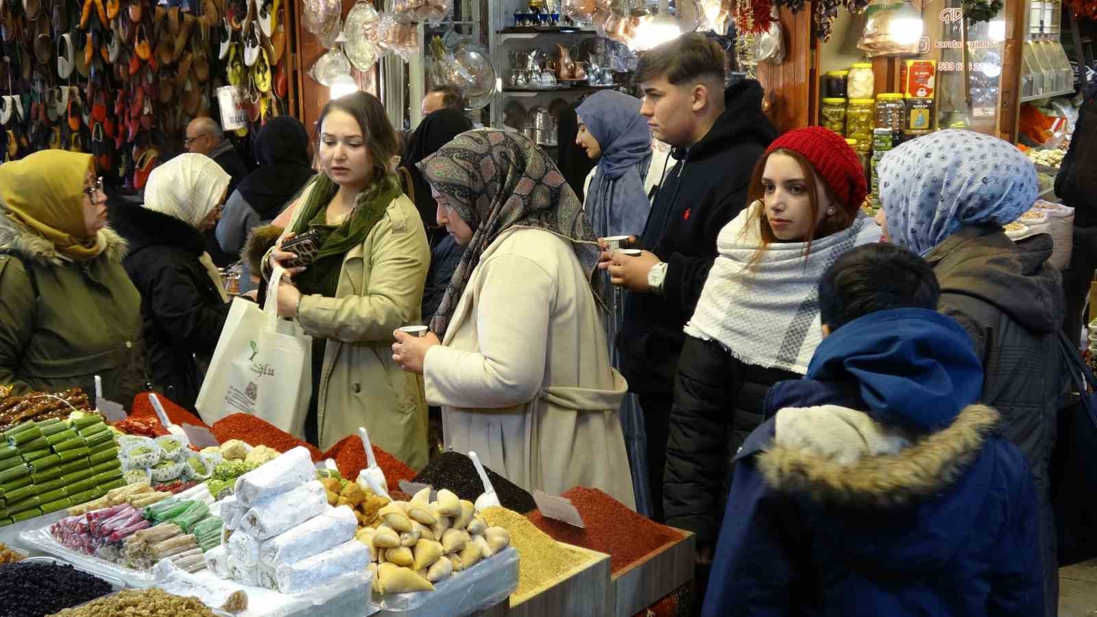 Gaziantep’teki tarihi çarşılarda yarıyıl tatili yoğunluğu 8 gaziantepteki tarihi carsilarda yariyil tatili yogunlugu 4 XJDZRFvB