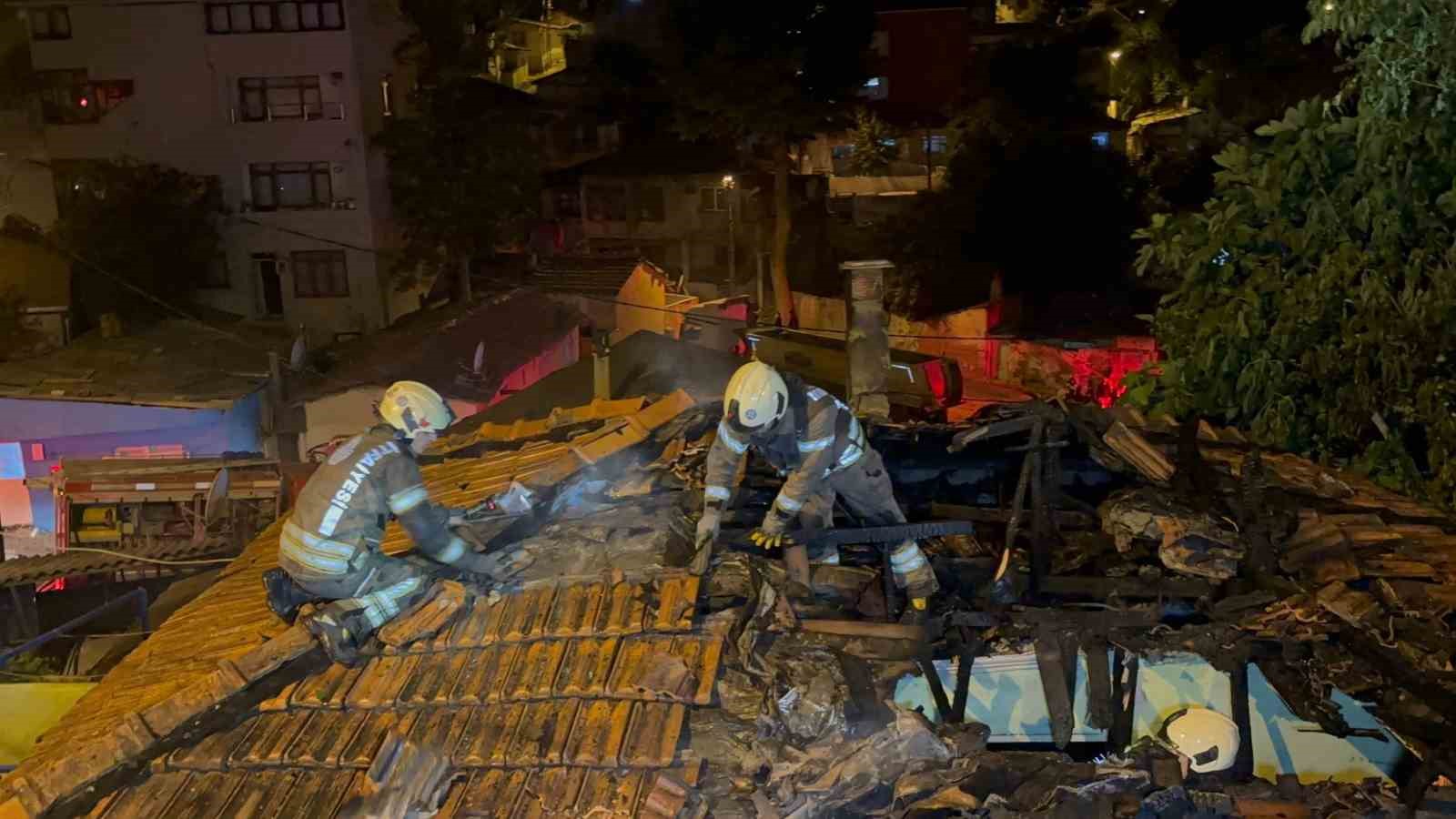 Gaziosmanpaşa’da 3 gecekondu alevlere teslim oldu 5 gaziosmanpasada 3 gecekondu alevlere teslim oldu 1 rMgqUPRs