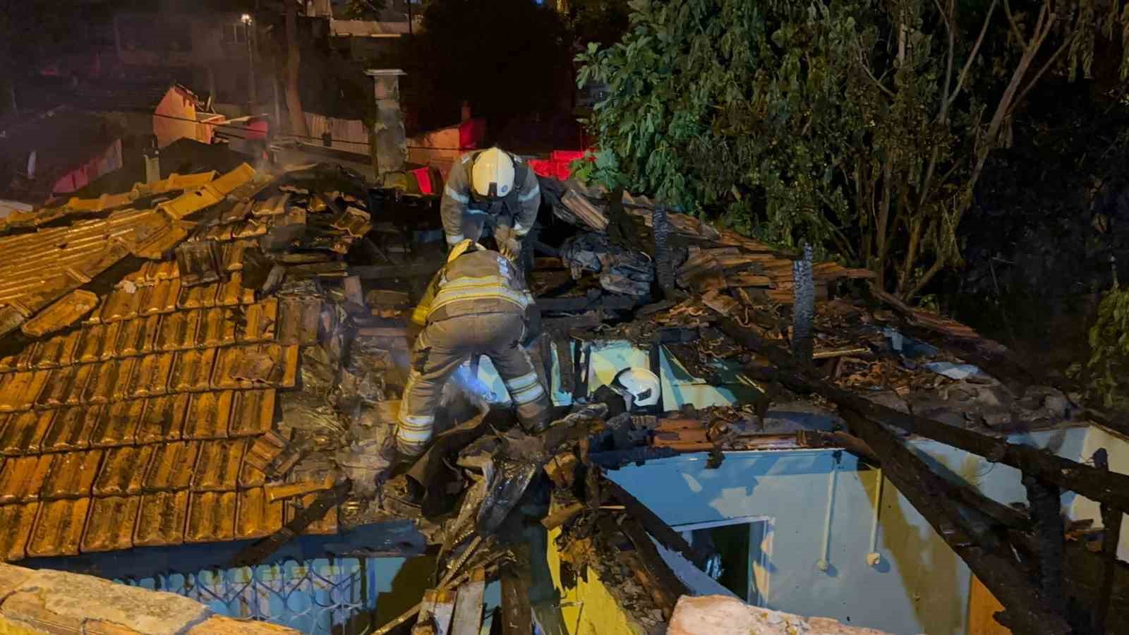 Gaziosmanpaşa’da 3 gecekondu alevlere teslim oldu 6 gaziosmanpasada 3 gecekondu alevlere teslim oldu 2