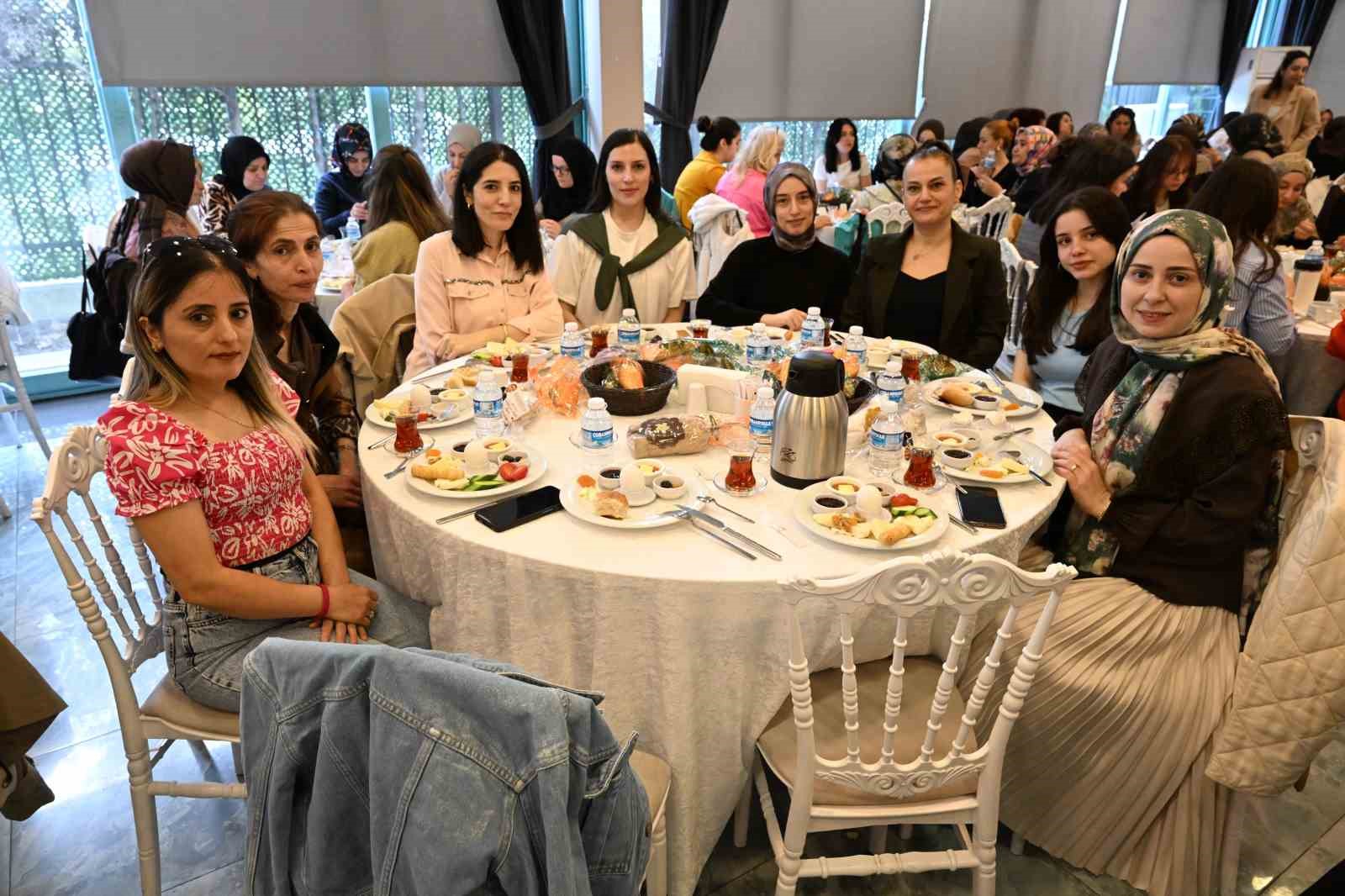 gaziosmanpasada anneler gunu bulusmasi kadin personel kahvalti programinda bir araya geldi 1