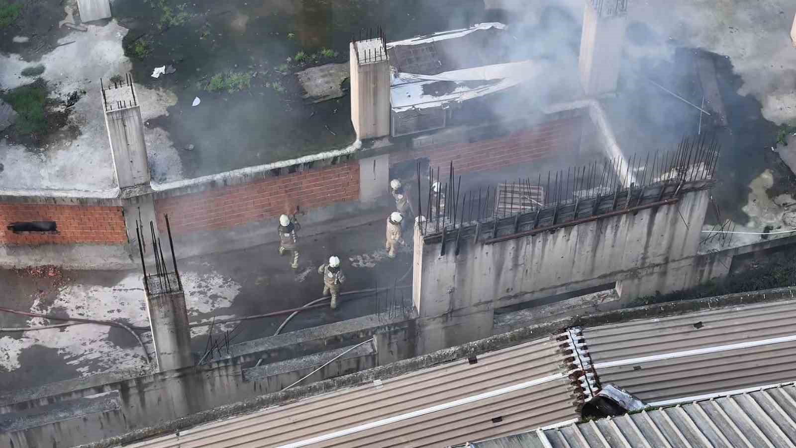 gaziosmanpasada avize atolyesinin deposunda yangin cikti ekiplerin sondurme calismasi havadan goruntulendi 1 unQVZOAB