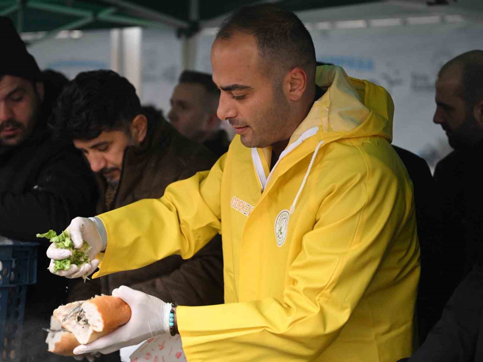 gaziosmanpasada baskan vekili karadenizden hamsi festivalinde gitar surprizi 0 WLytQnp2