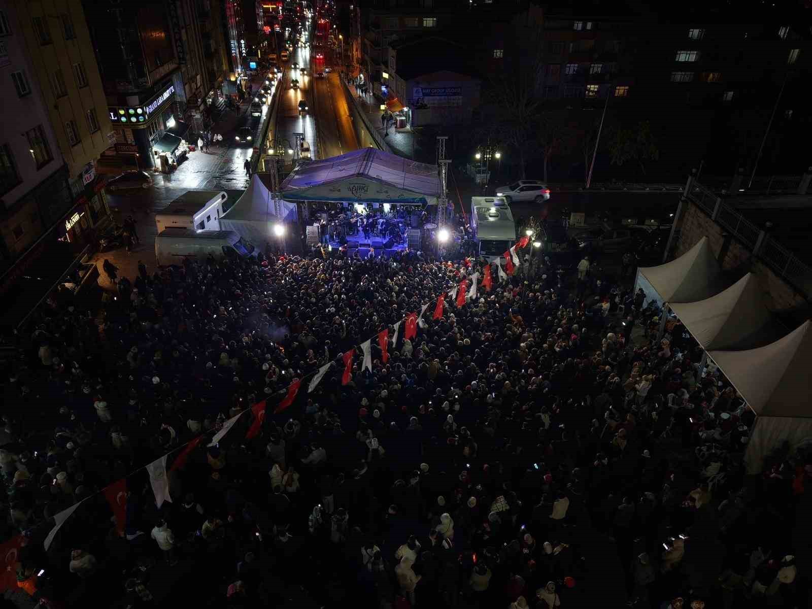 gaziosmanpasada baskan vekili karadenizden hamsi festivalinde gitar surprizi 1 PEJbtDid