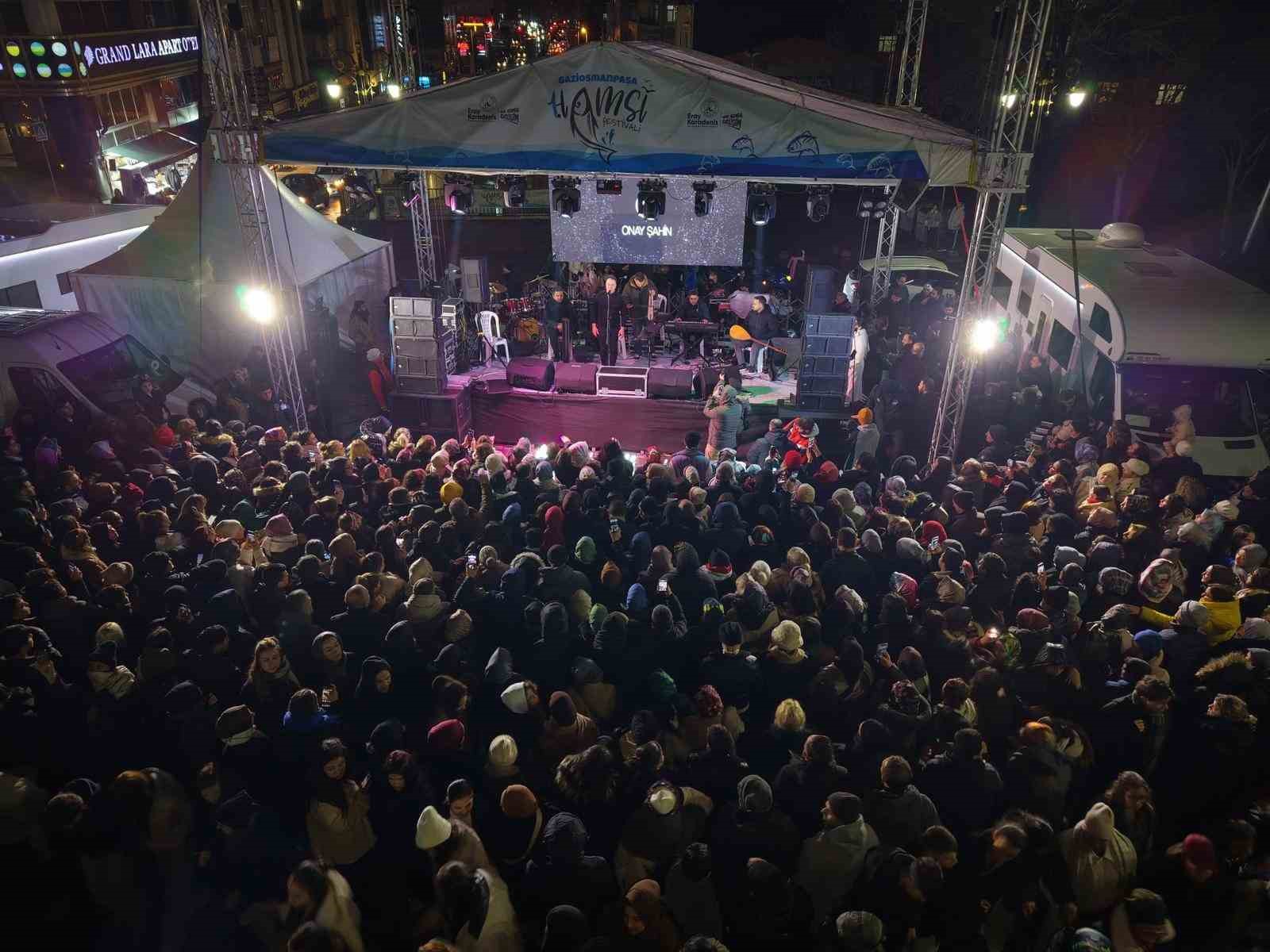 gaziosmanpasada baskan vekili karadenizden hamsi festivalinde gitar surprizi 2 E2V1nRzY