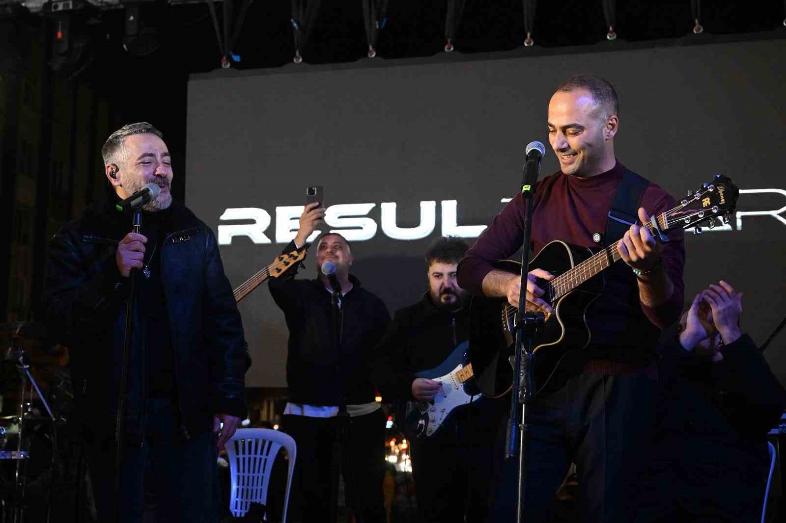 gaziosmanpasada baskan vekili karadenizden hamsi festivalinde gitar surprizi 4 wTi3Wkqr