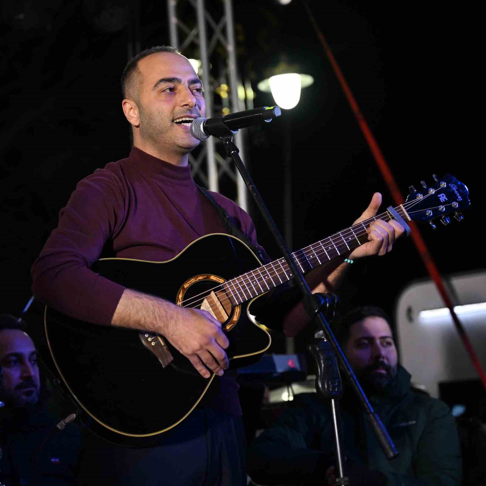 gaziosmanpasada baskan vekili karadenizden hamsi festivalinde gitar surprizi 6 wKhTn5ri