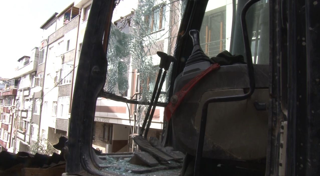 gaziosmanpasada binadan kopan tahta parcasi aracin camini parcaladi kepce operatoru yaralandi 0 kESFdWRE