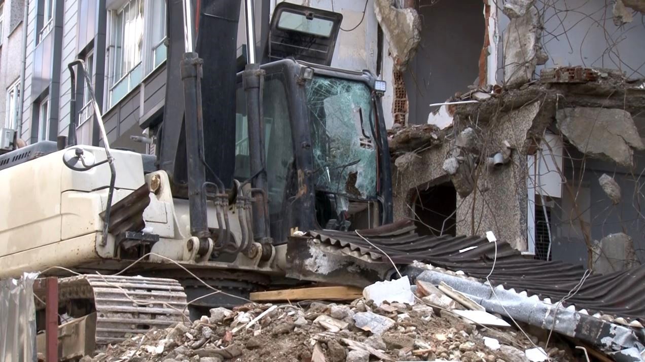 gaziosmanpasada binadan kopan tahta parcasi aracin camini parcaladi kepce operatoru yaralandi 1 UGsqUXwH