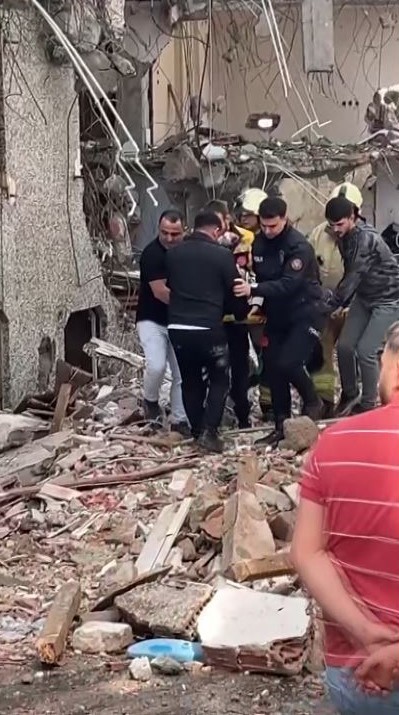 gaziosmanpasada binadan kopan tahta parcasi aracin camini parcaladi kepce operatoru yaralandi 2 rEucTSRN