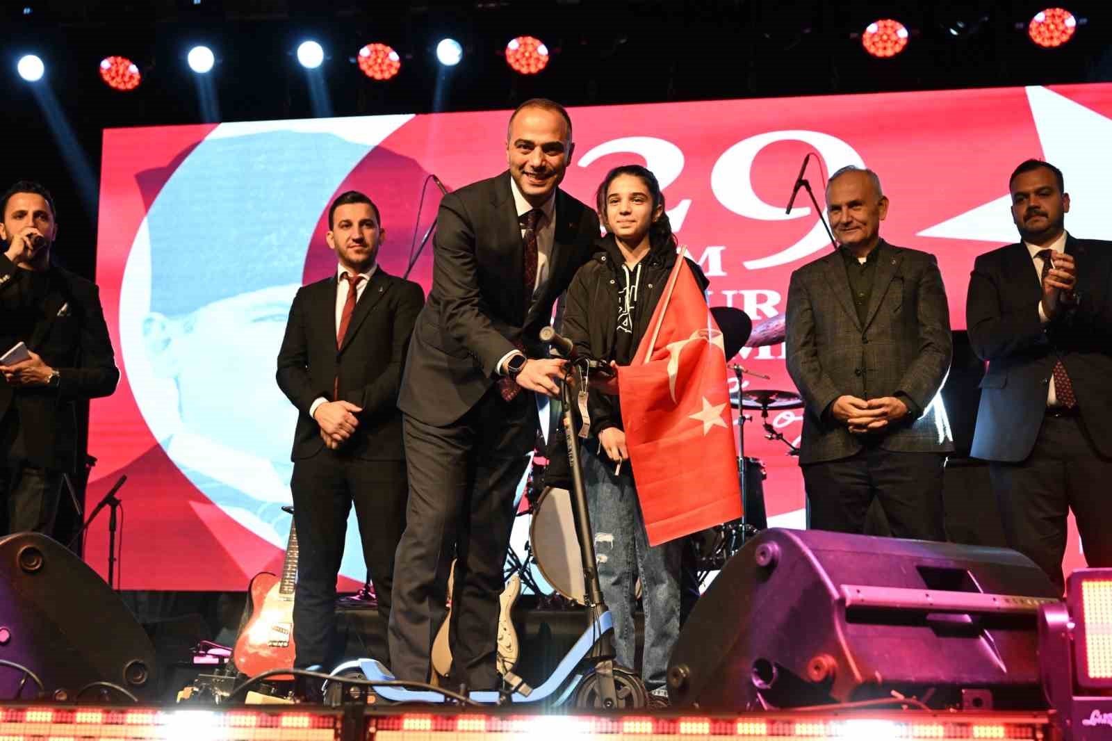 gaziosmanpasada cumhuriyet bayrami fener alayi ve konserlerle kutlandi 1 N8eIIdp9