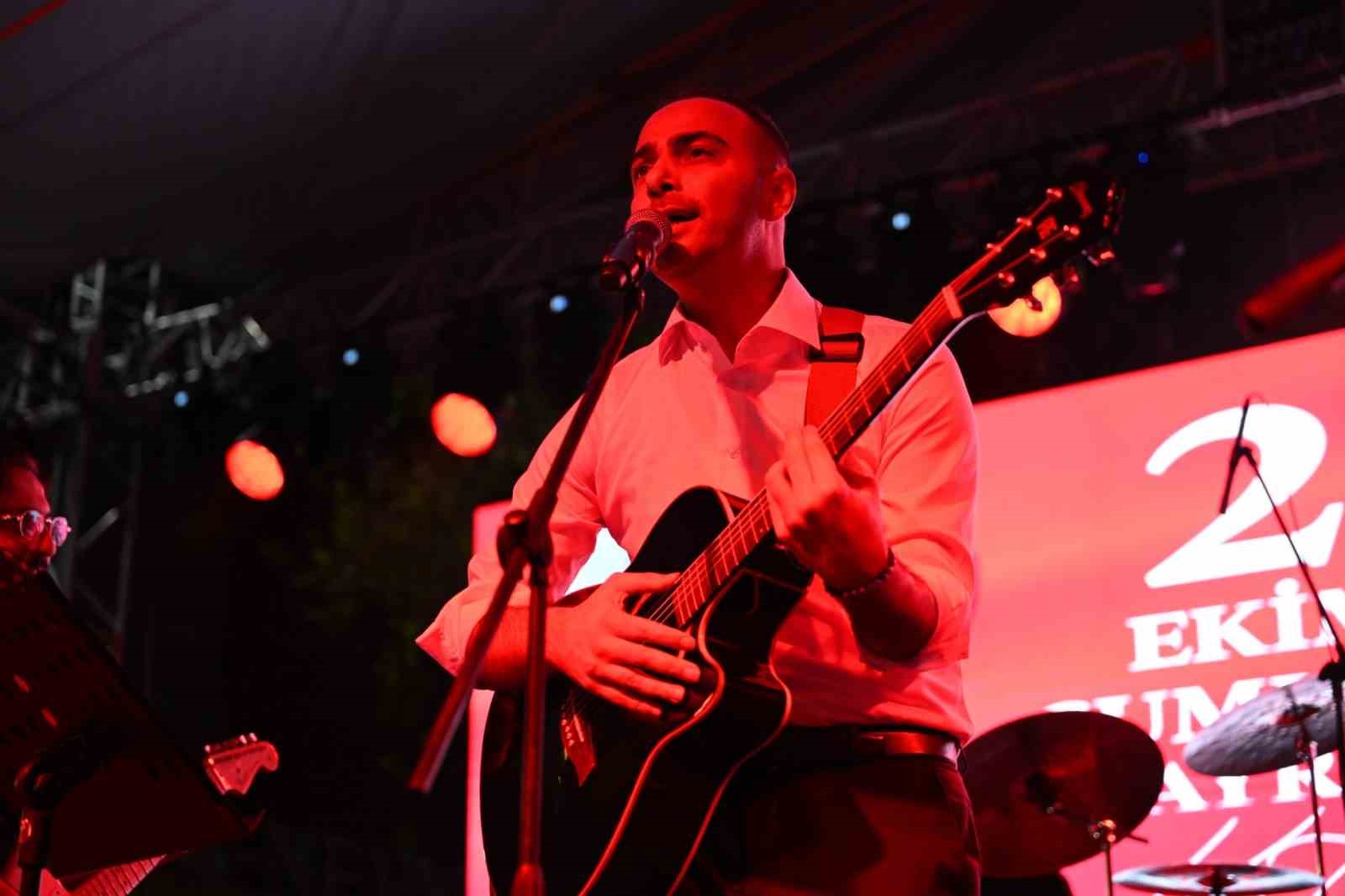 gaziosmanpasada cumhuriyet bayrami fener alayi ve konserlerle kutlandi 5 beJ9vgFn