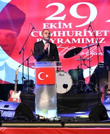 gaziosmanpasada-cumhuriyet-bayrami-fener-alayi-ve-konserlerle-kutlandi-ApfFknLF.jpg
