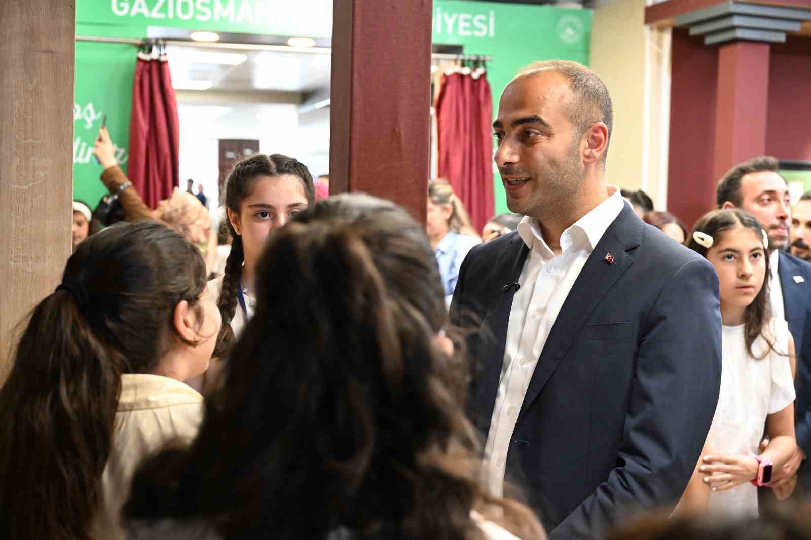 Gaziosmanpaşa’da Sanat Atölyeleri Resim Sergisi açıldı 8 gaziosmanpasada sanat atolyeleri resim sergisi acildi 4 L3U3VX2j