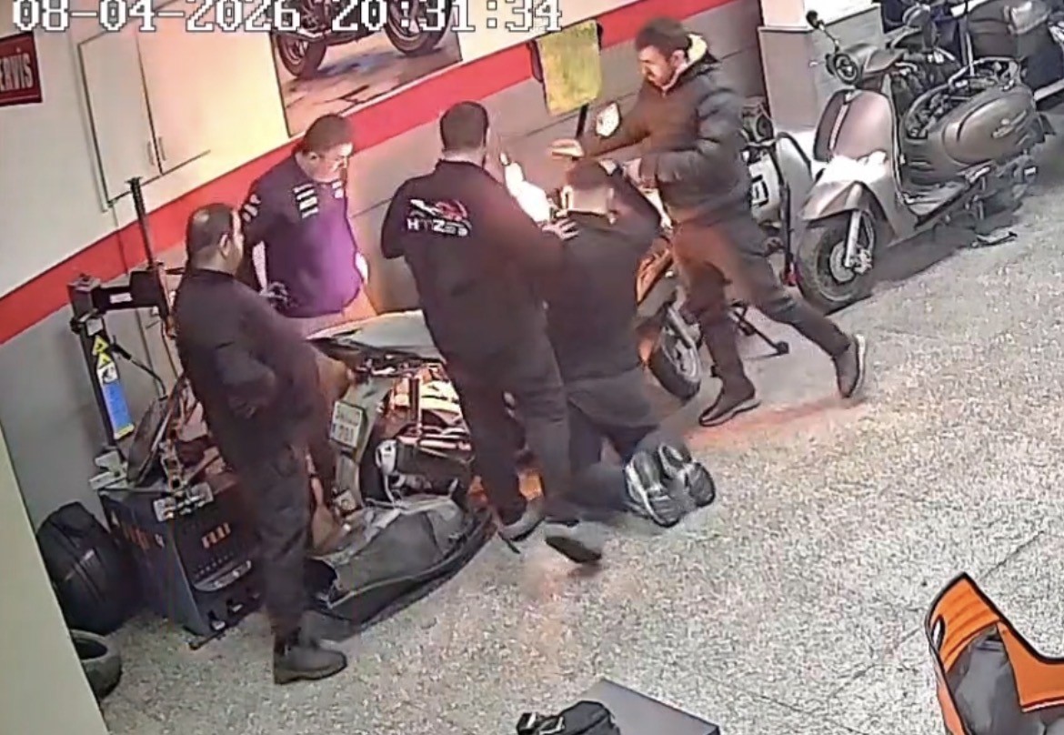gaziosmanpasada tamir edilmeye calisilan motosiklette yangin cikti o anlar kamerada 0