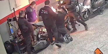 gaziosmanpasada-tamir-edilmeye-calisilan-motosiklette-yangin-cikti-o-anlar-kamerada-QMdtlR9j.jpg