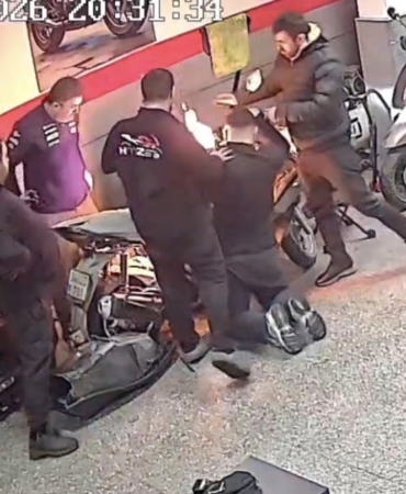 gaziosmanpasada-tamir-edilmeye-calisilan-motosiklette-yangin-cikti-o-anlar-kamerada-QMdtlR9j.jpg