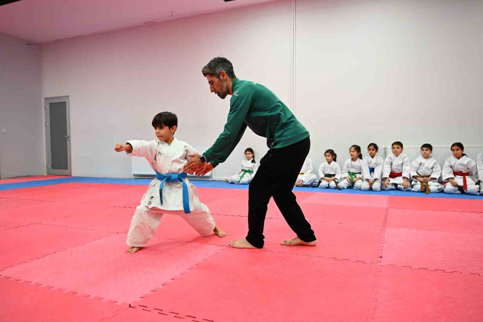 gaziosmanpasali kaan ayazdan 7 yasinda cifte sampiyonluk 4 VXNHnTEV