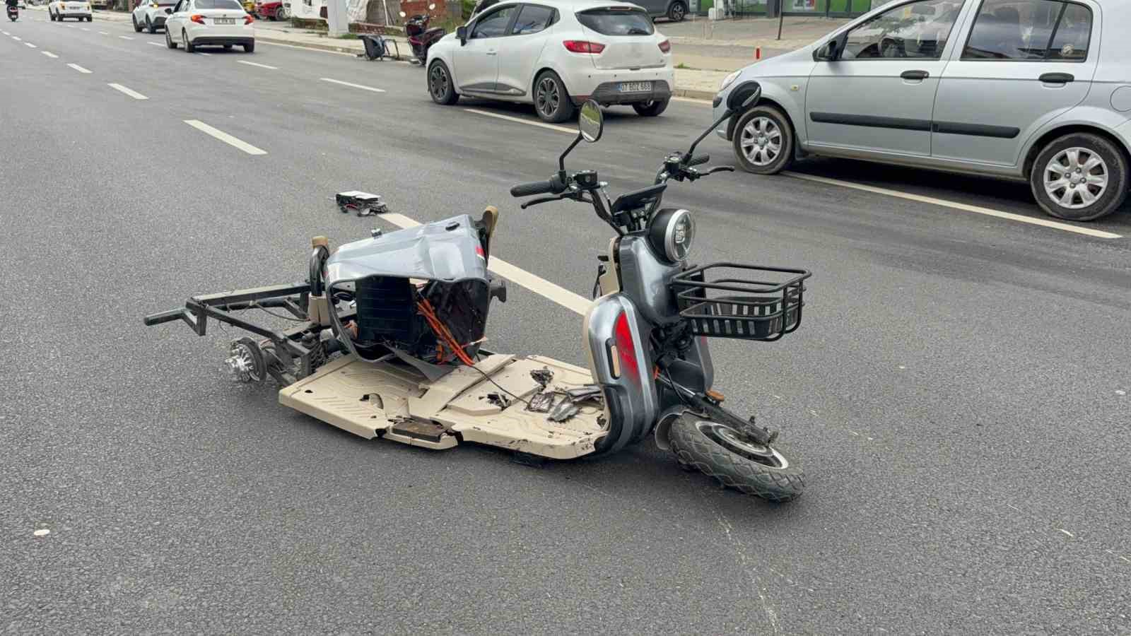 gazipasada akulu motosiklete otomobil carpti 1 olu 3 a1XG9QnM