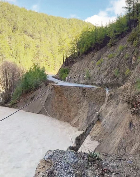 gazipasada heyelan yolu yuttu 2 yaaUsCwB