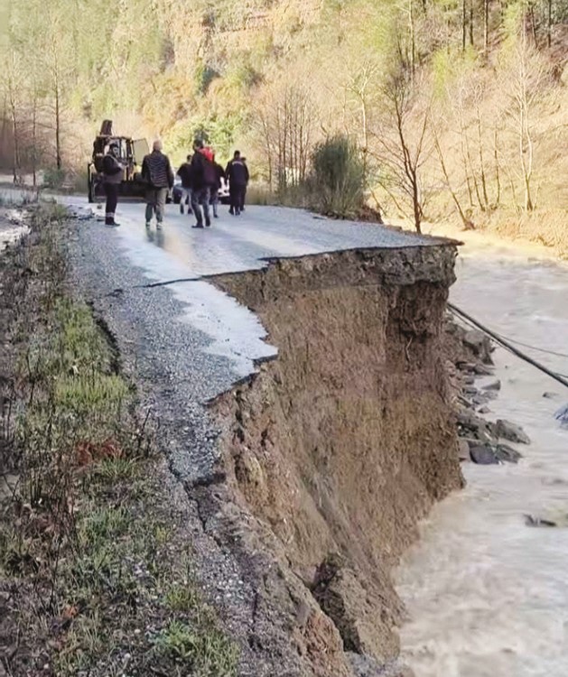 gazipasada heyelan yolu yuttu 5 Fmj2BIy8