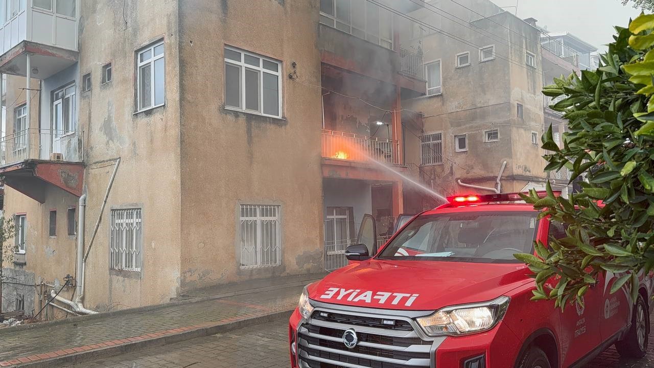 gazipasada uc katli evin ikinci katinda yangin cikti 0