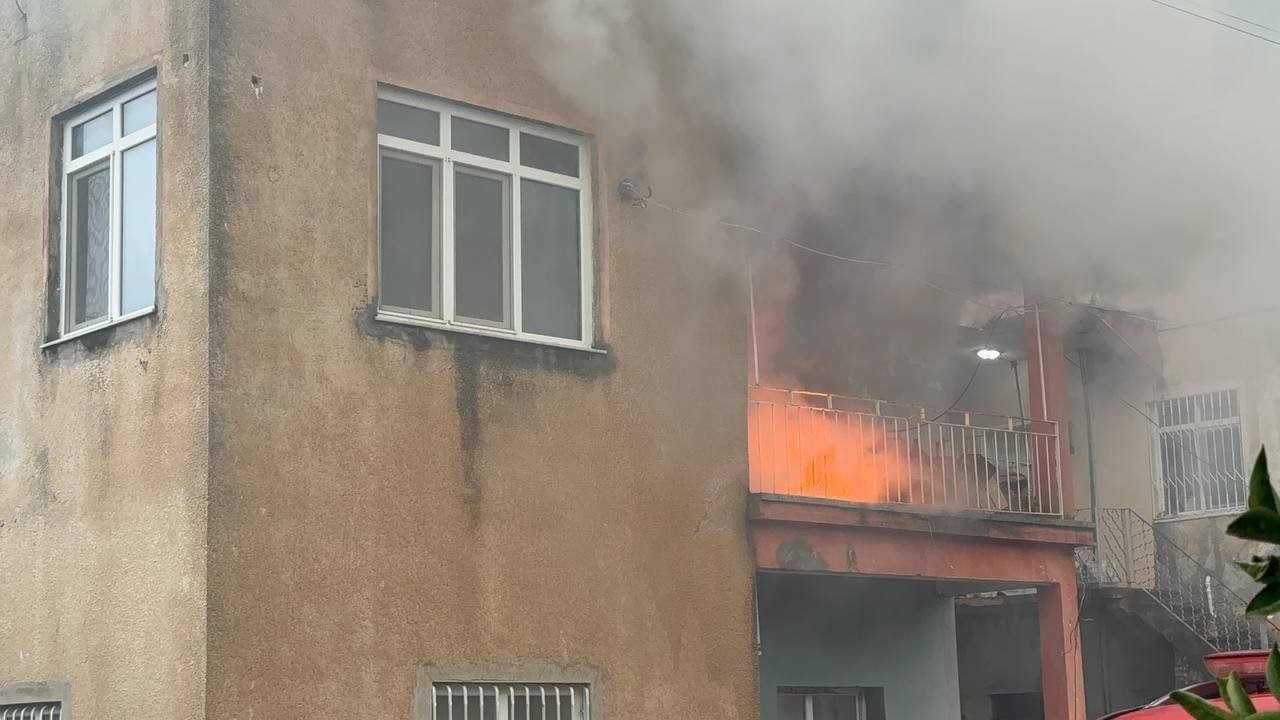 gazipasada uc katli evin ikinci katinda yangin cikti 1 9rUSsYj9