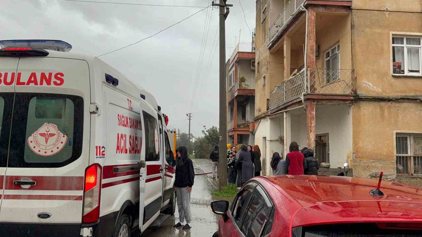gazipasada uc katli evin ikinci katinda yangin cikti 2 mz9acMcD