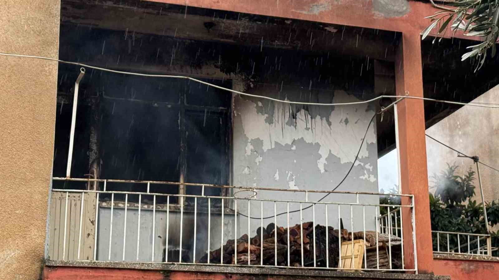 gazipasada uc katli evin ikinci katinda yangin cikti 3 wY4F4CrH