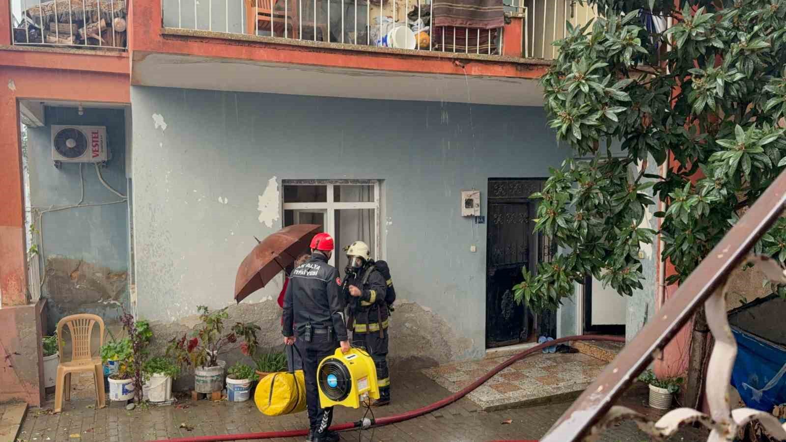 gazipasada uc katli evin ikinci katinda yangin cikti 4