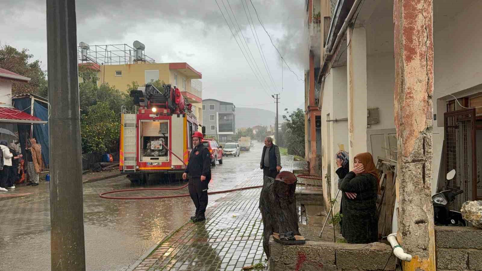 gazipasada uc katli evin ikinci katinda yangin cikti 5 WuBHGFEt