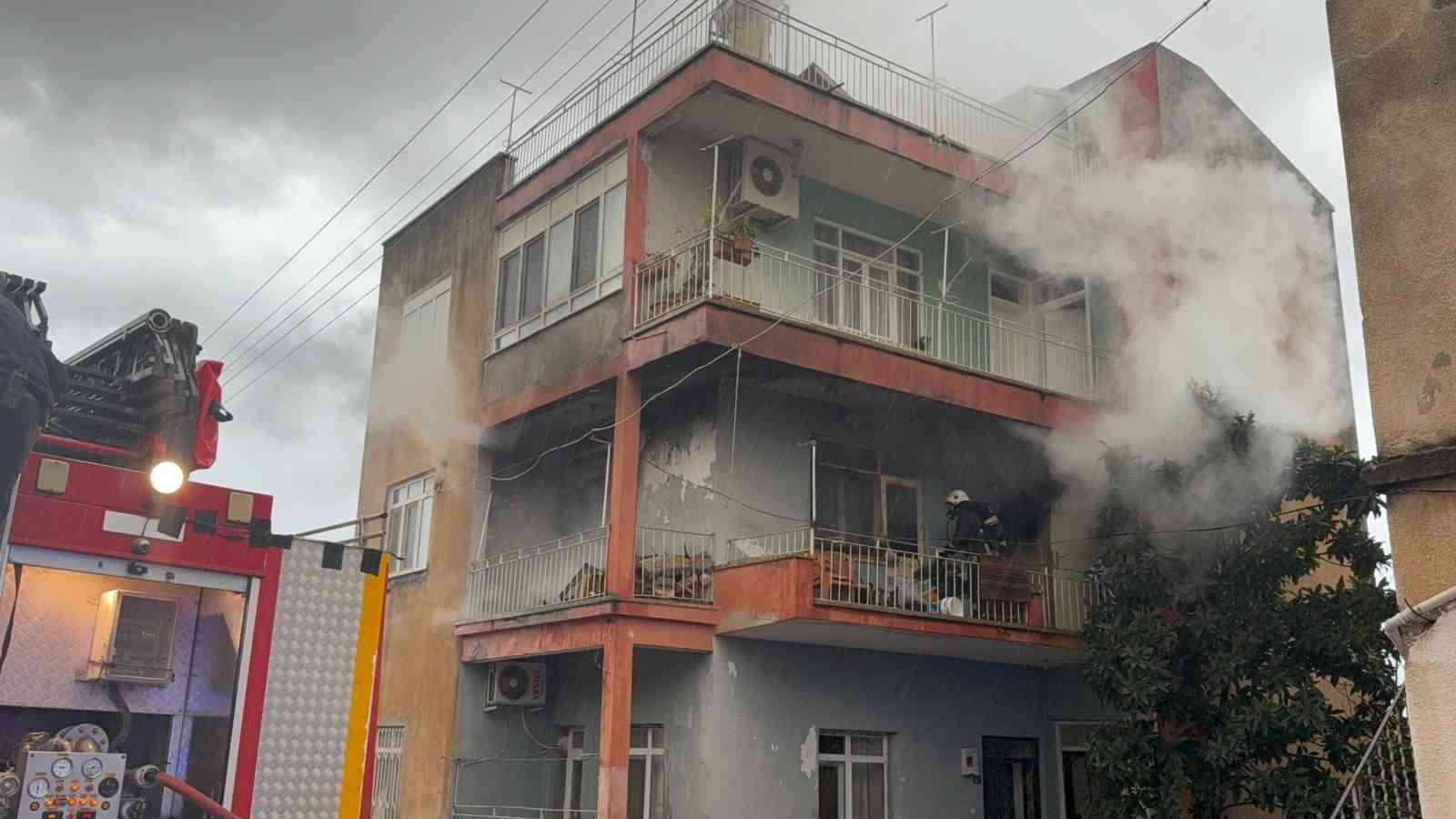 gazipasada uc katli evin ikinci katinda yangin cikti 6 RmLafMD4
