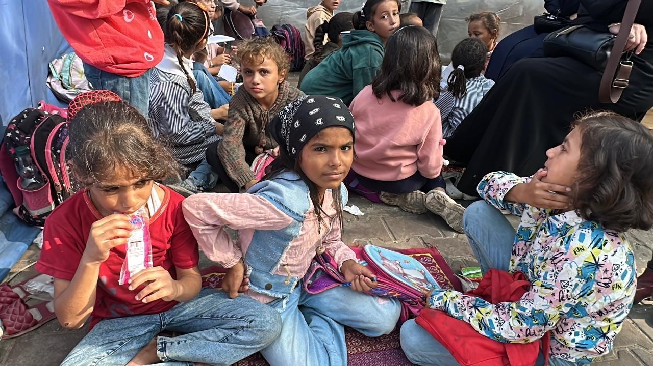 gazzede cocuklar enkaza donen okullarda ders basi yapti 0 mdVe5atl