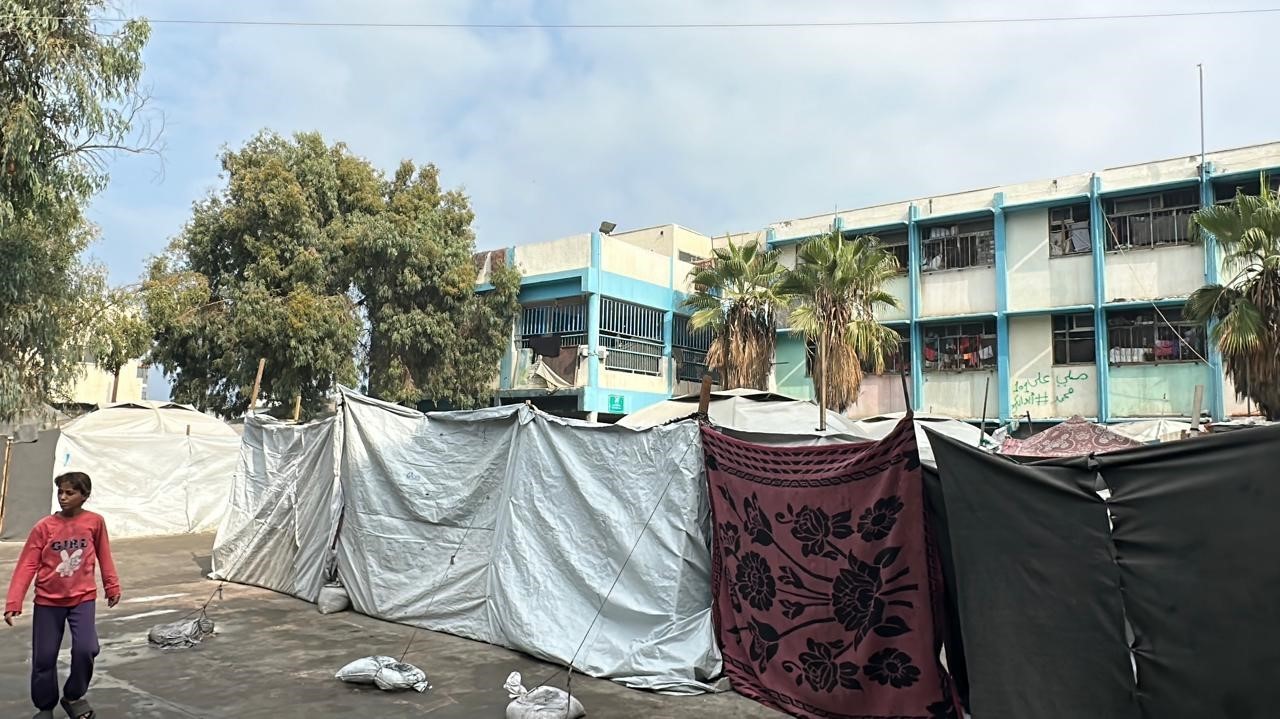 gazzede cocuklar enkaza donen okullarda ders basi yapti 1